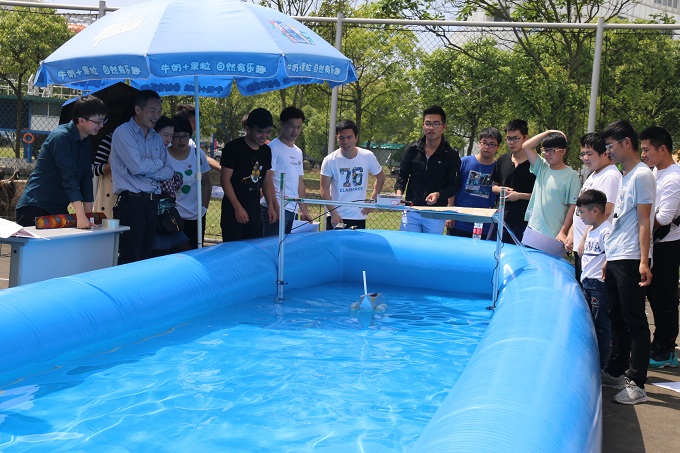 航模竞速吸引了众多年轻人的目光(小图).jpg 航模竞速吸引了众多年轻人的目光(小图).jpg