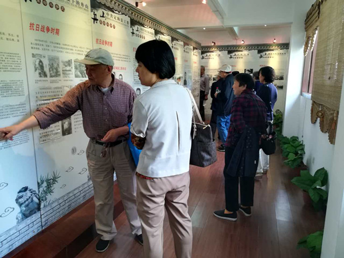 退休老干部参观东海阁_副本.jpg 退休老干部参观东海阁_副本.jpg